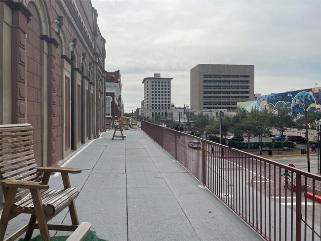 Building Photo - 2118 The Strand