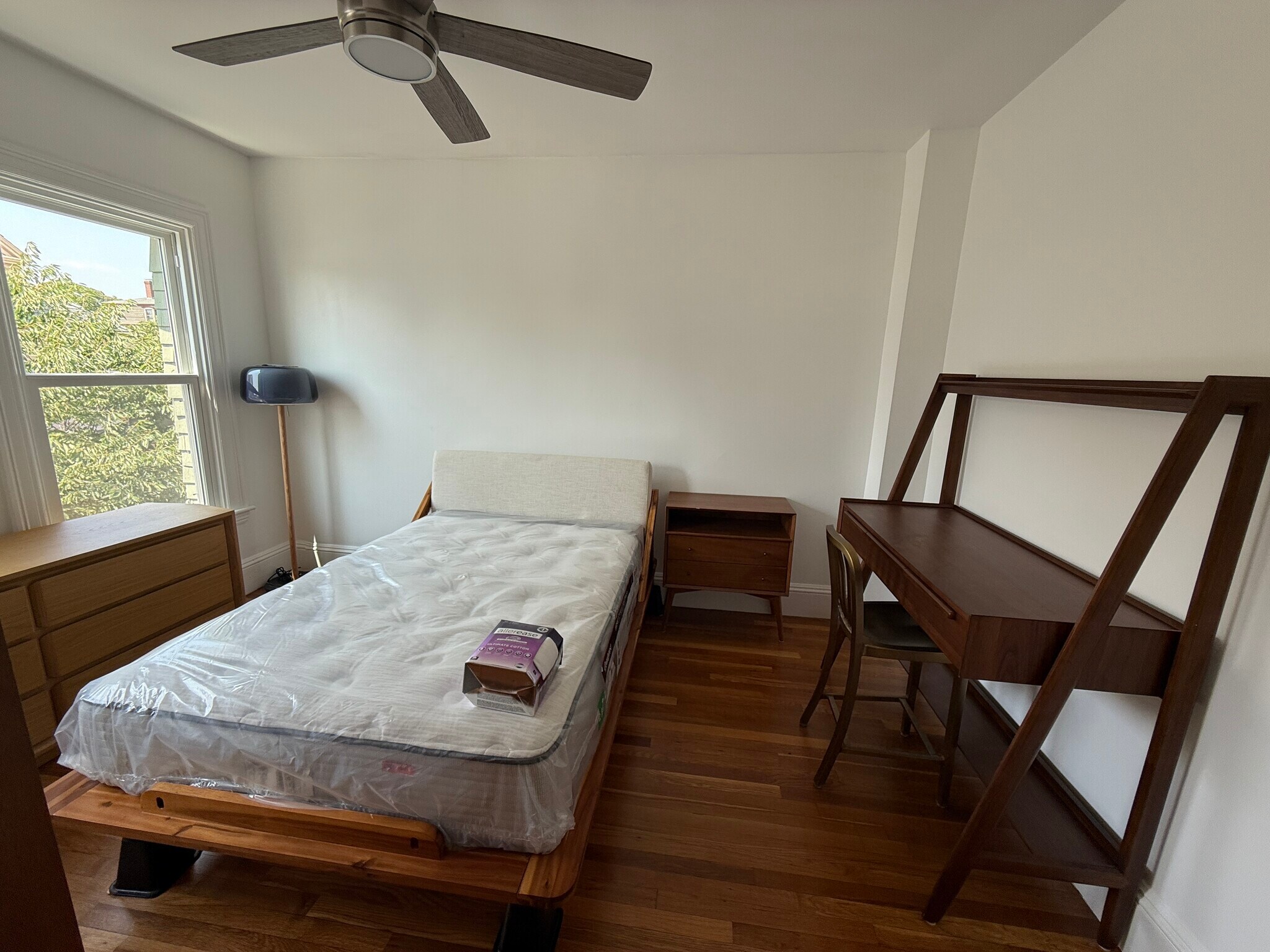 Building Photo - 96 Munroe St