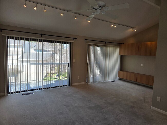 Building Photo - Amazing 3 bedroom, 3 bathroom Walnut Creek...