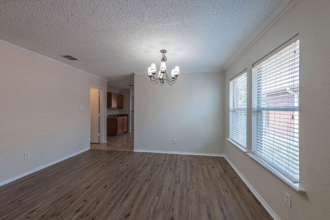 Building Photo - Great Location!