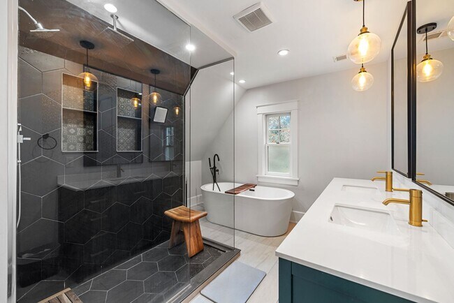 Building Photo - *Beautifully Updated & Spacious 4BD/3.5BA ...