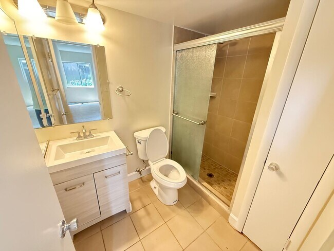 Building Photo - Chic & Comfortable 2BR/2BA Ground-Level Co...