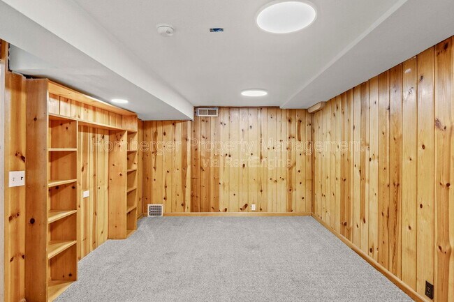 Building Photo - 807 E 40th Ave