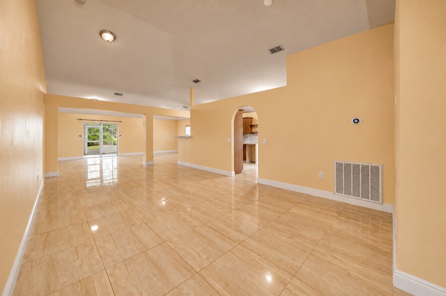 Building Photo - 537 Mason Dr