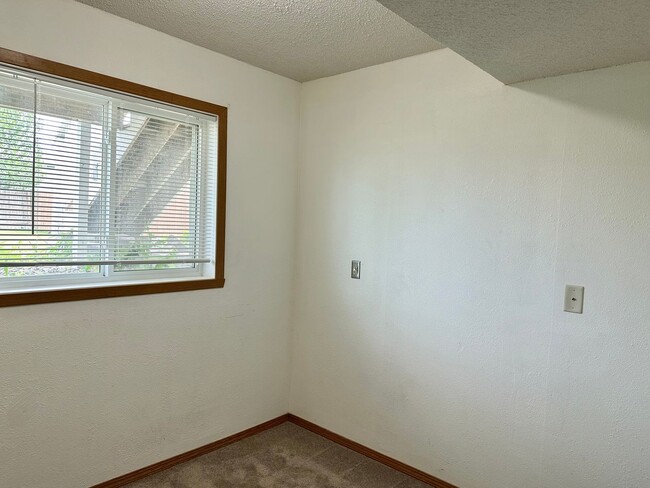 Building Photo - 5 Bedroom 2 Bath South Fargo