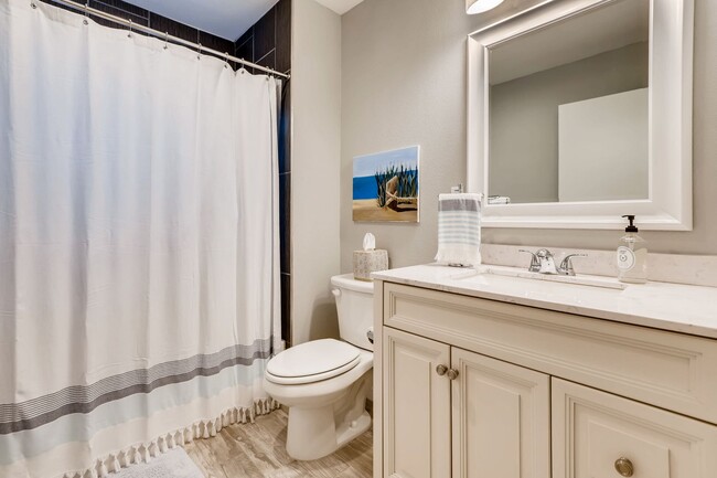 Building Photo - RECENTLY REMODELED 3 BR / 2 BATH COTTAGE L...
