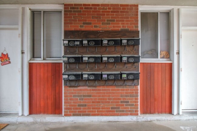 Building Photo - 2BR/1BA Apartment - East Campus - Short Distance to Class! AVAIL 1/1/2026