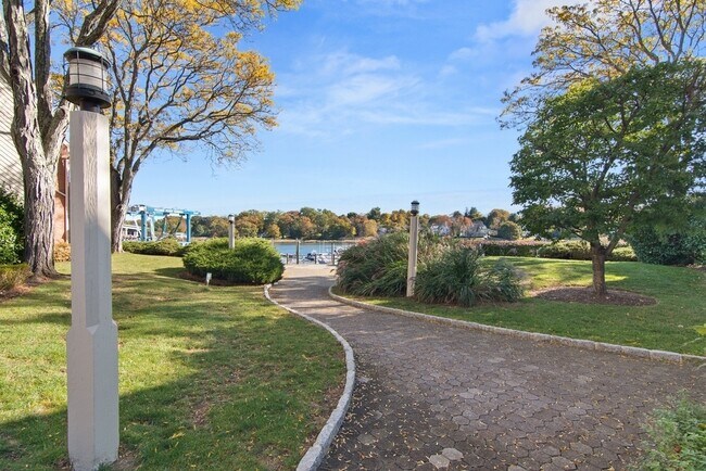 Building Photo - 7 River Rd