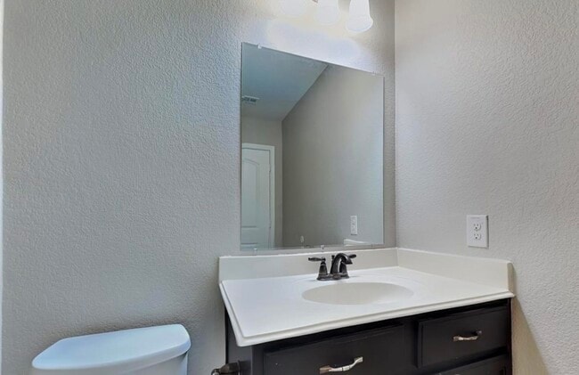 Building Photo - ADORABLE HOME