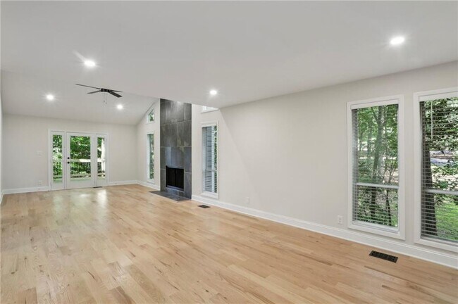 Building Photo - 545 Woodman Pl