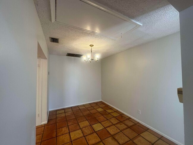 Building Photo - 1047 Manor Dr