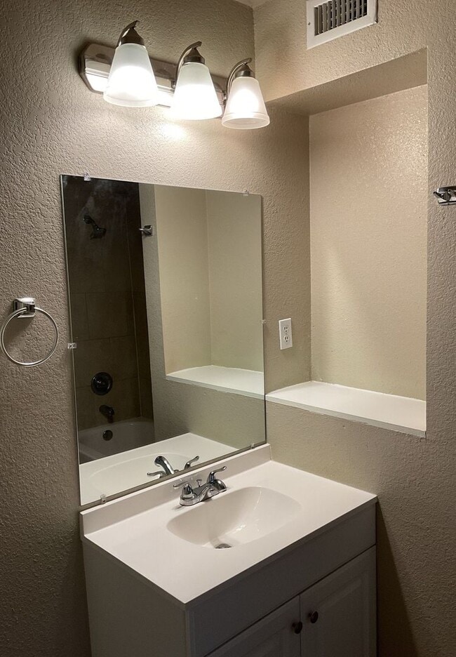 Building Photo - 1801 S 41st St