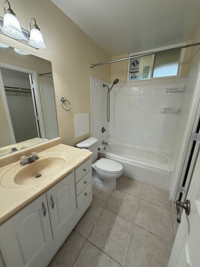 Building Photo - 3 bedroom 2 bath condo in Ridgecrest in  Waikalani comes with 2 parking