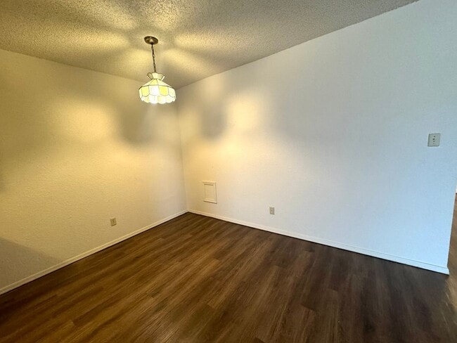 Building Photo - Coming SOON: Cute 3 bedroom 2 bathroom Duplex In Broken Arrow!