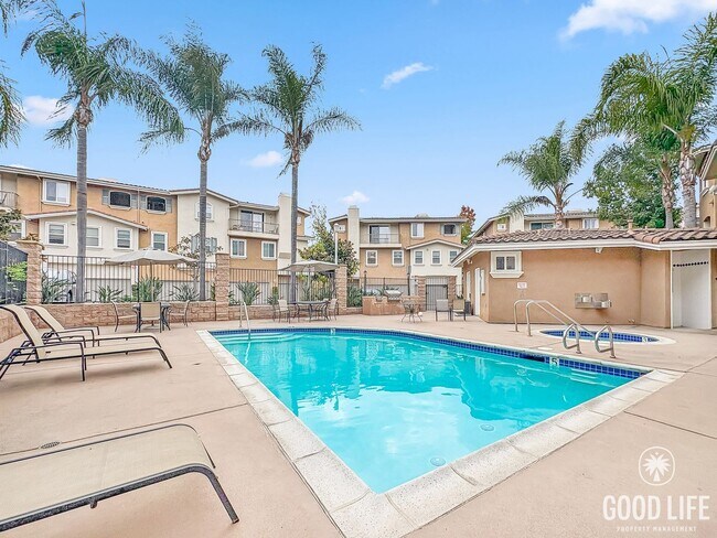 Building Photo - Beautiful 2Bd/2Ba Available In Sabre Springs