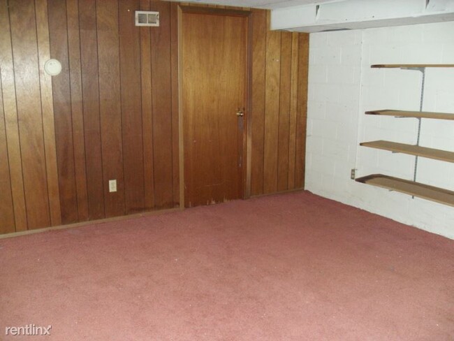 Building Photo - 2 br, 1.5 bath Townhome - 4855 Moreland Drive