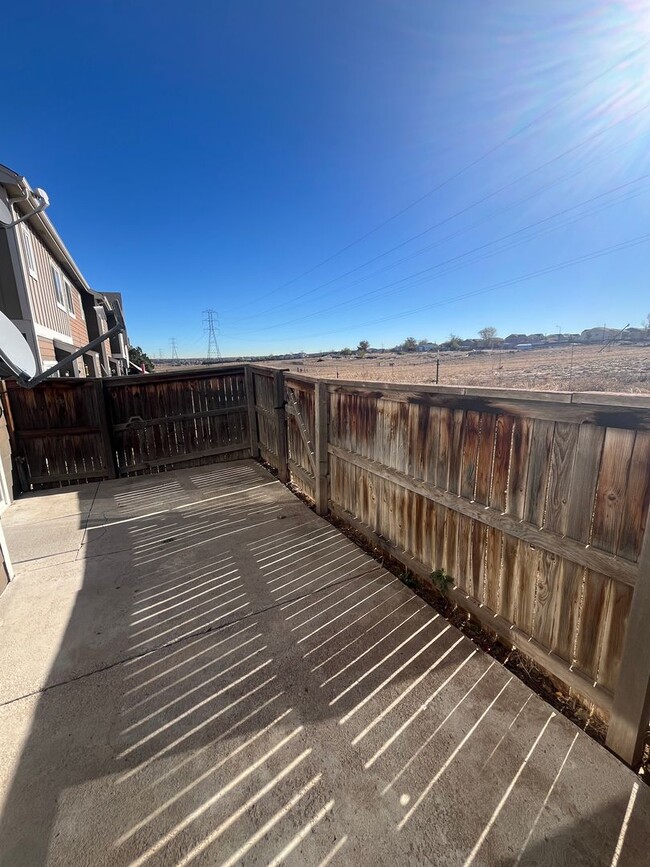 Building Photo - End Unit 3 Bedroom 2 Bath Townhome in Comm...