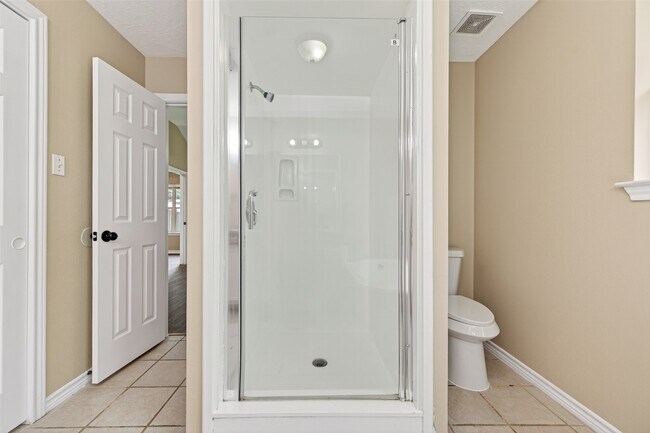 Building Photo - 11655 Lakeview Manor Dr