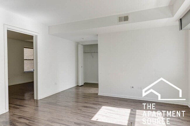 Building Photo - 925 W Carmen Ave