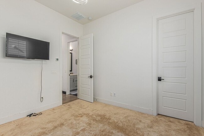 Building Photo - Luxury at Vistal
