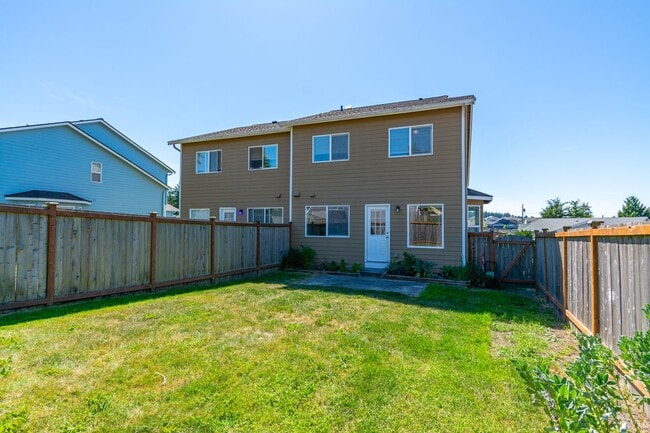 Building Photo - 972 NW Quarterdeck Loop