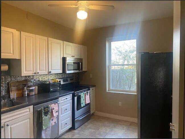 Building Photo - 317 S Pine St