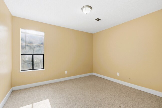 Building Photo - 1901 Clear Creek Dr