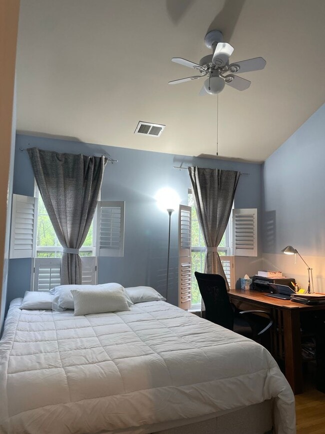 Building Photo - Three Bedroom Townhouse on Eisenhower Aven...