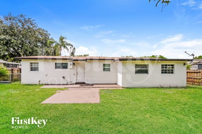 Building Photo - 221 N 65th Way
