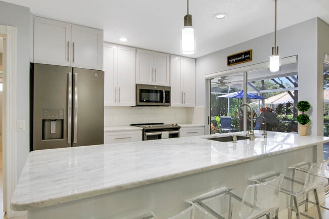 Building Photo - 5701 Red Oak Ct