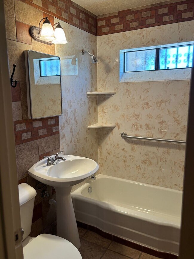 Building Photo - NEWLY REMODELED 1 BED 1 BATH