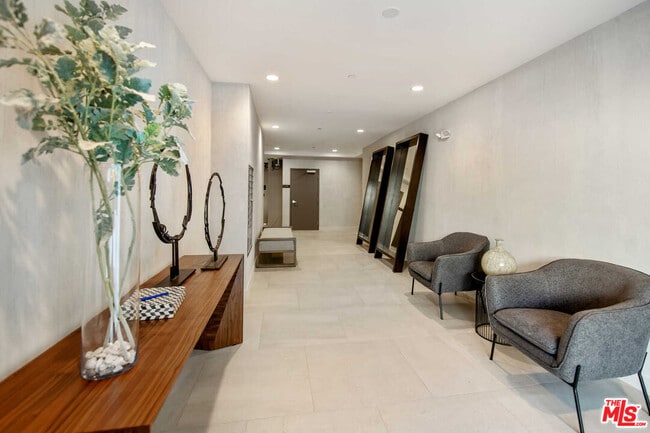 Building Photo - 825 Croft Ave