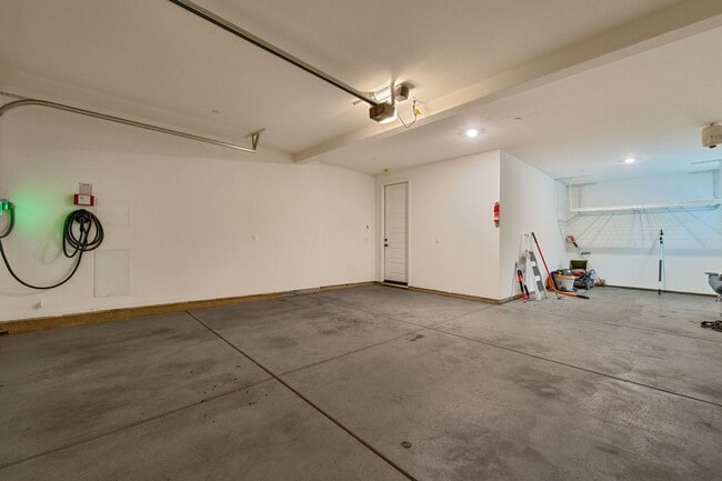 Building Photo - Luxury 5 Bedroom Home in Serrano – Spaciou...