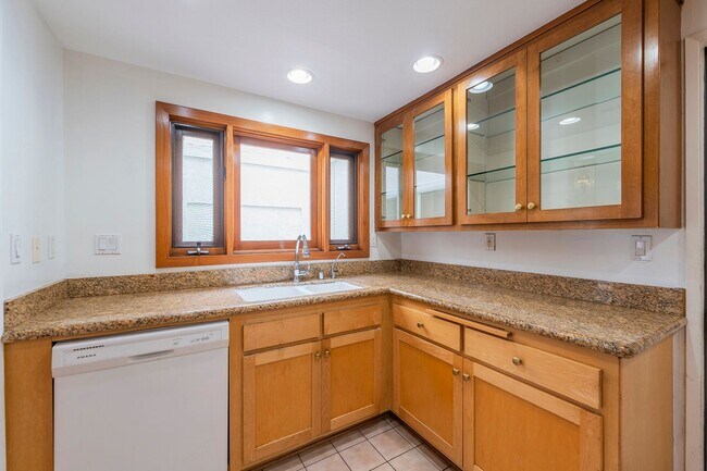 Building Photo - Beautiful Redondo Beach Condominium Rental!