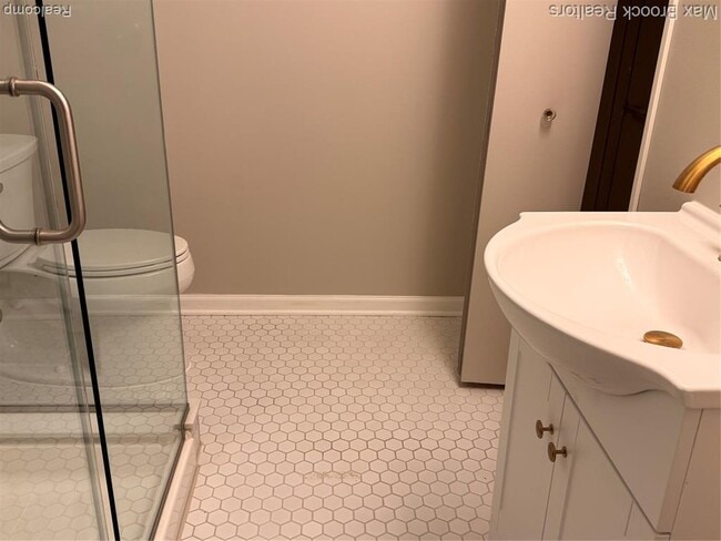 Building Photo - 2105 Rowland Ave