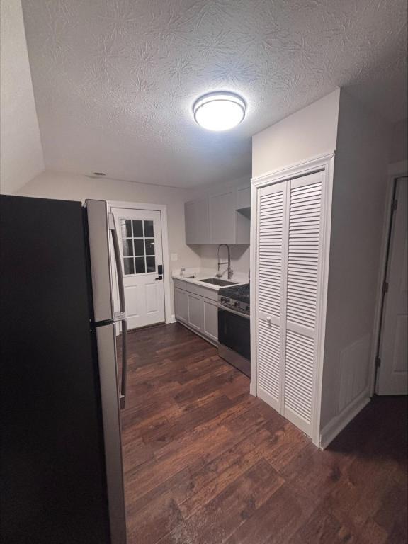 Building Photo - 106 1/2 E College Ave