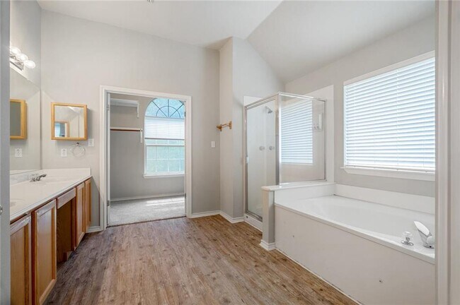 Building Photo - 4229 Kingsburg Dr