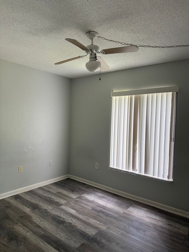 Building Photo - Pine Ridge at Tarpon Condo