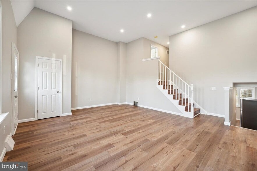 Building Photo - 137 E Laughead Ave