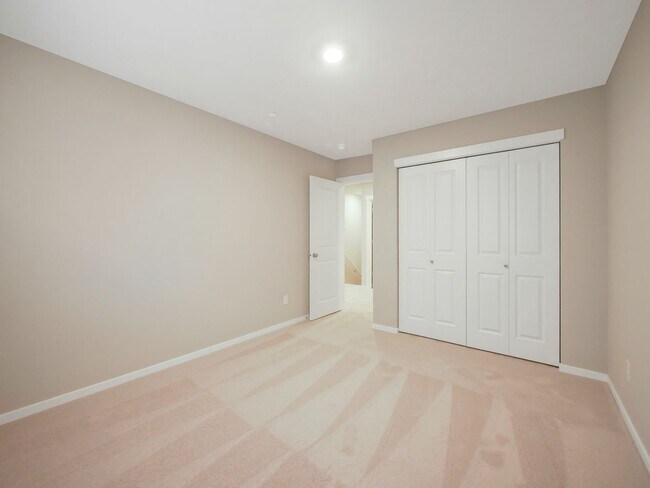 Building Photo - 4 Bed and 2.5 Bath Stunning Single-family ...