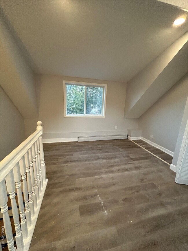 Building Photo - 165 S Cross Rd