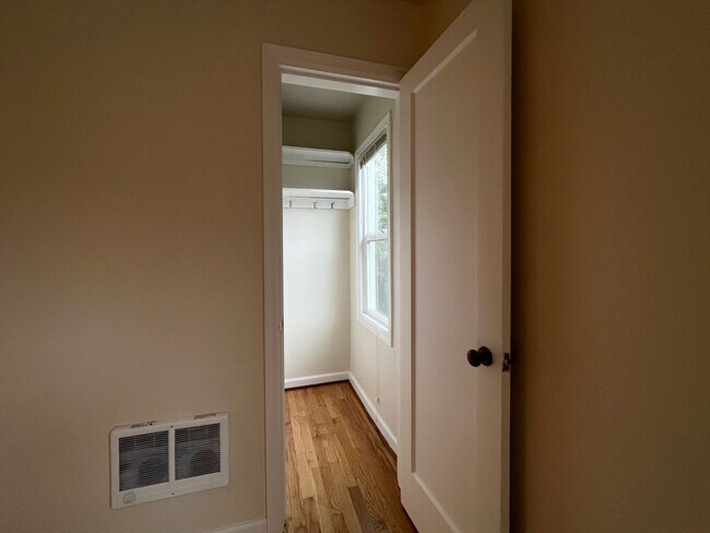 Building Photo - Pristine Top Floor 1 Bed, 1 Bath Gem!