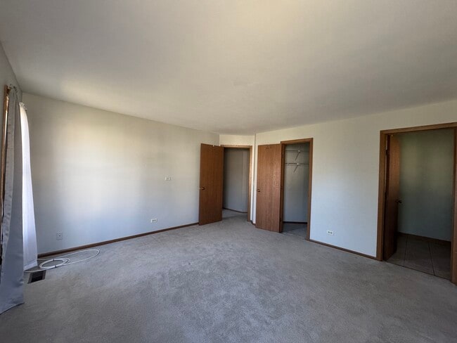 Building Photo - 1871 Fox Run Dr