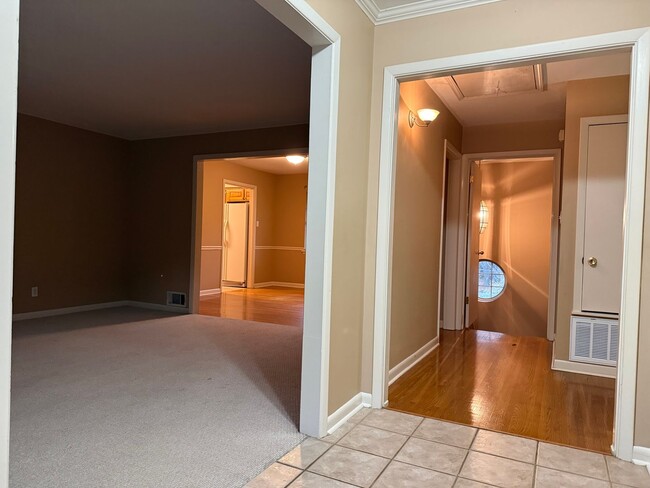 Building Photo - 323 Auburn Dr