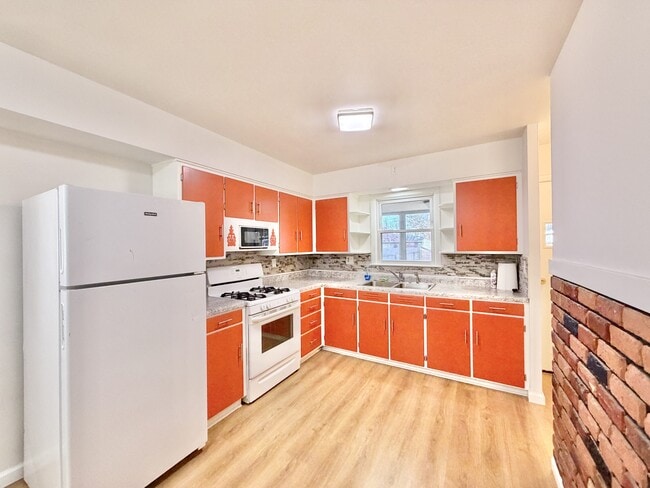 Building Photo - 1616 Dewey Ave