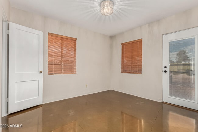 Building Photo - 2434 E Pinchot Ave