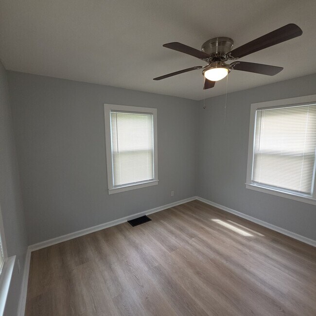 Building Photo - Rental ready Corner Lot with a Spacious 3 bedrooms and 2 full baths in Willis Ave in Independence...