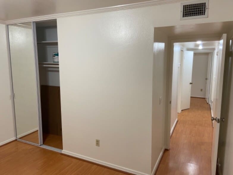 Building Photo - 10331 Lindley Ave