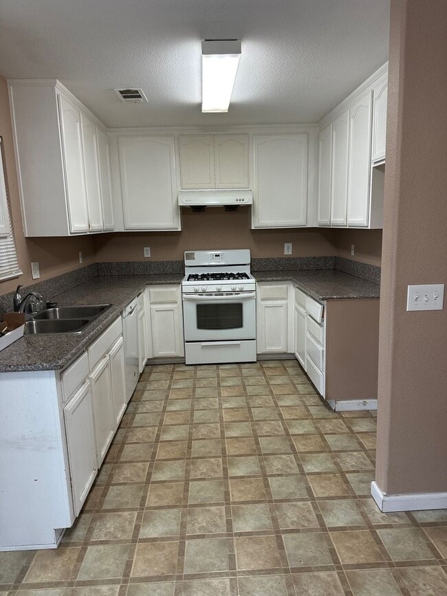 Building Photo - 1 Story Home