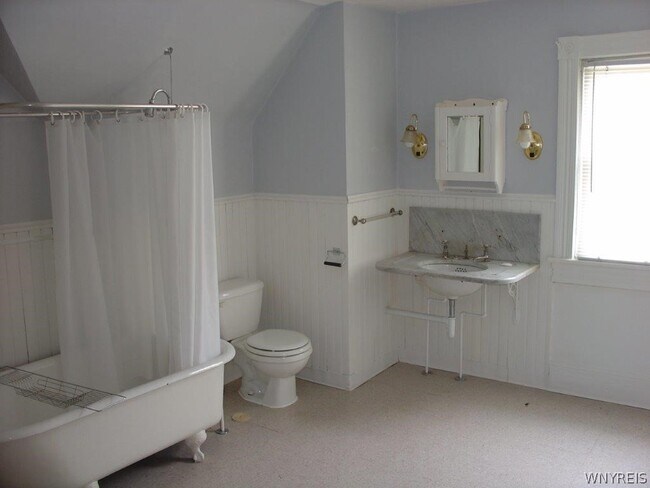 Building Photo - 40 Oakland Pl